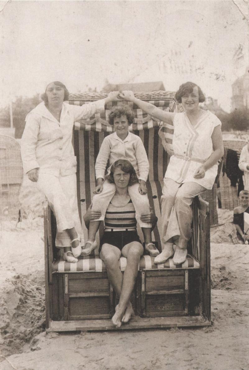 Hanni Fabian (rechts) mit Freunden an der See. Copyright: Ilse und Dr. Hartmut Jünke