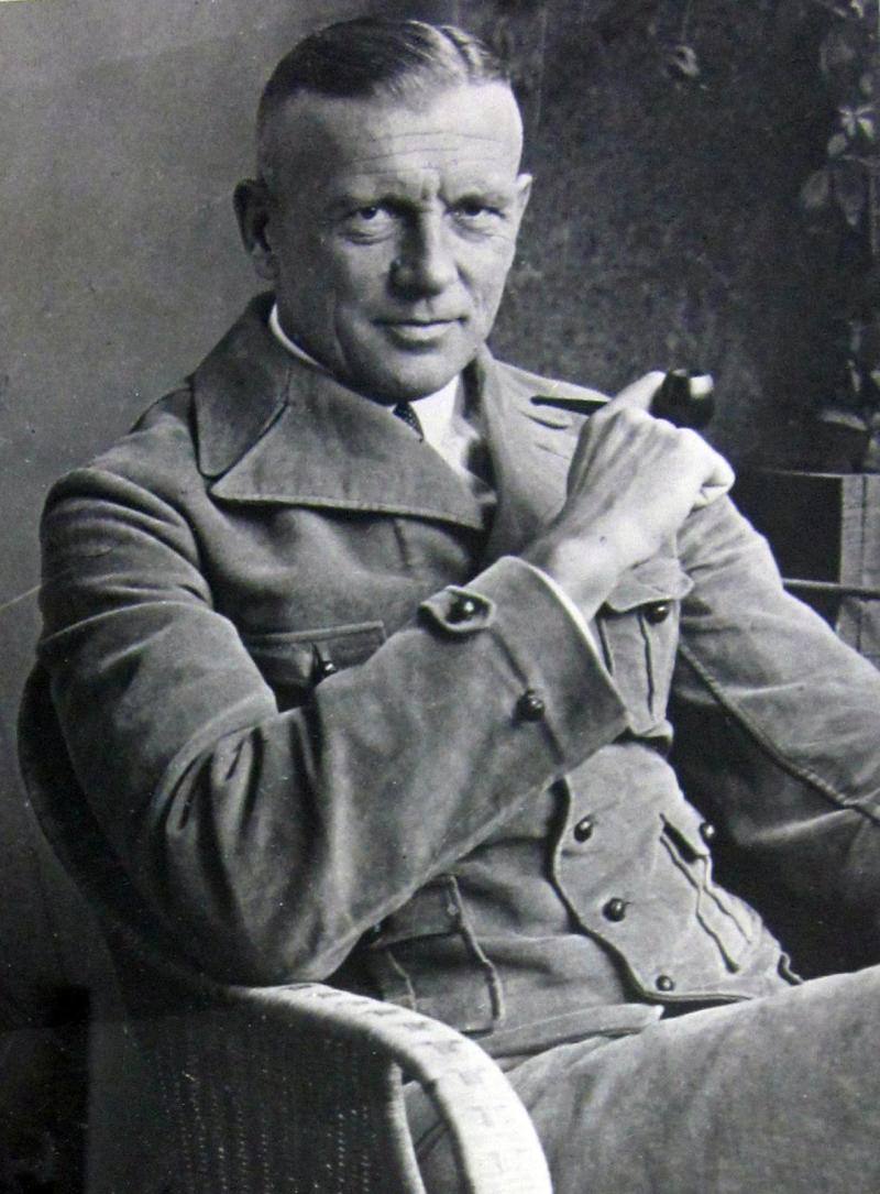 Georg Schulz auf dem Balkon seiner Wohnung, Leibnizstr. 86 Foto: Renate Betty Franziska Ebel, CC0, via Wikimedia Commons