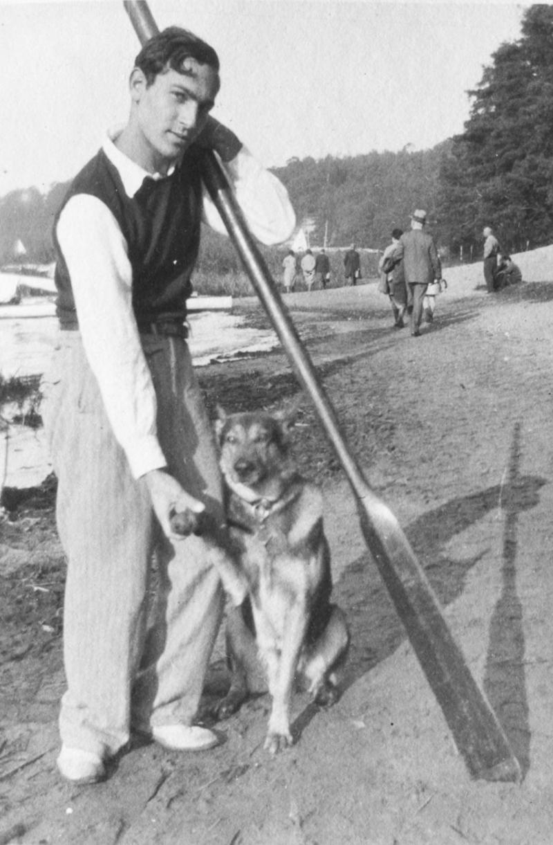 Harry Petzal mit seinem Schäferhund am Wannsee, Foto: Monica Petzal