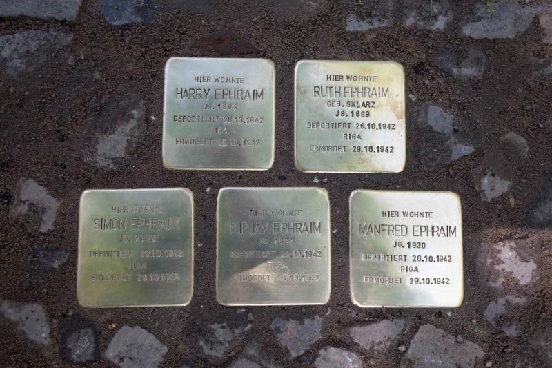 Stolpersteine für Harry, Ruth, Simon, Mirjam und Manfred Ephraim