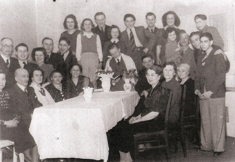 Harrys Bar Mitzwa 1940 (sitzend links neben ihm seine Mutter Emma; rechts neben ihm sein Stiefvater Kurt Schwarz; stehend, 4. v.l., Bruder Georg; obere Reihe, 3. v.l., Bruder Reinhard)