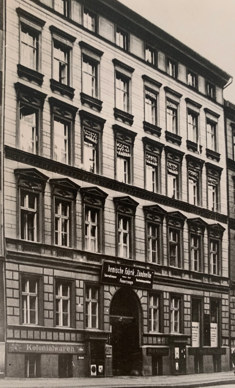 Das Haus Brandenburgstraße 45 mit dem Schild der Chemischen Fabrik „Zündnelke“. Es wurde gegen Kriegsende durch einen Bombenangriff zerstört. © Privatbesitz