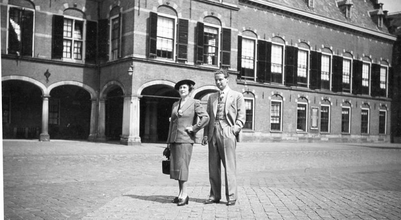 Joachim Pinkus mit seiner Mutter Hedwig in Den Haag am 7. Juli 1939