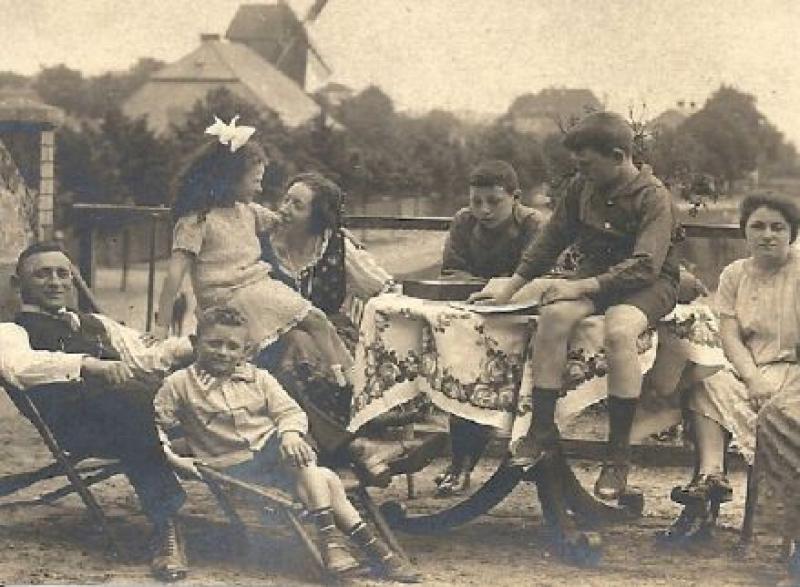 Arthur Heidemann, sein Sohn Hermann und seine Tochter Selma („Selli“), die zweite Ehefrau von Arthur Frieda, sowie Sellis Cousins Rudolf und Günther und deren Mutter Gertrud Heidemann. Arthur, Rudolf, Günther und Gertrud wurden von den Nazis ermordet, Selli und Hermann konnten rechtzeitig nach Palästina auswandern. (Foto Berlin Sommer 1925) Bild: Familienarchiv