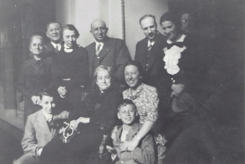 Von links (stehend): Hans und Selma Heine, Georg und Erich Heine, Georgs Frau Margarethe (ganz links möglicherweise die Eltern von Selma). Von links (sitzend): Martha und ihre Enkelin Kaete mit zwei ihrer Söhne © Privatbesitz