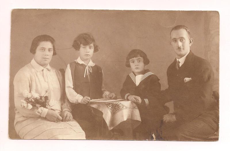 Helene und Leopold Epstein mit den Töchtern Charlotte und Martha, vermutlich Ende der 1920er Jahre