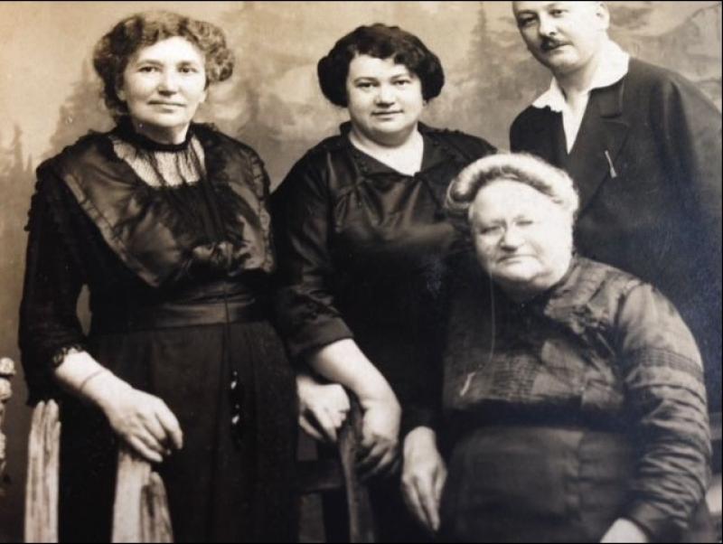 Henriette Rosenbach (in der Mitte)