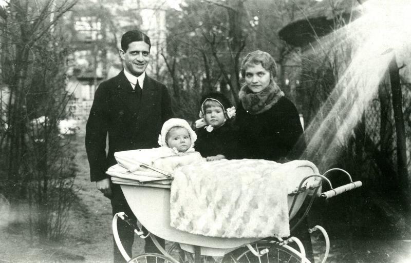 Hermann und Hedwig Hagen mit den beiden ältesten Kindern Bild: Privatarchiv Nina Hagen