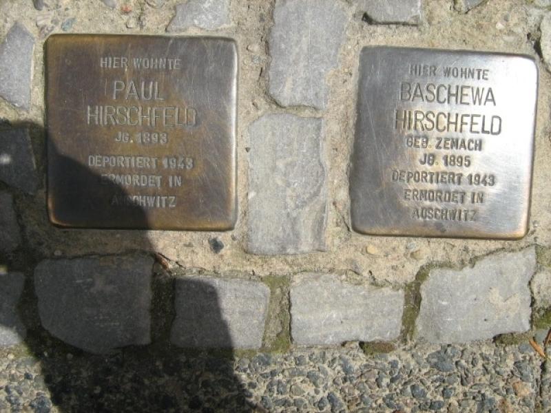 Stolpersteine für Paul und Baschewa Hirschfeld © MTS