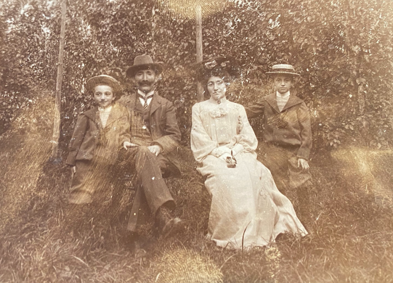 Rosalie Hirsch mit ihrem Mann und den Söhnen um 1900 © Privatbesitz 