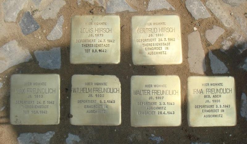 Stolpersteine für Louis und Gertrud Hirsch und Max, Wilhelm, Walter und Irma Freundlich