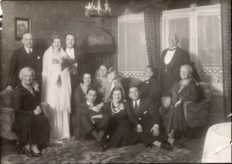 Hochzeitsfto 1930: die Eltern des Brautpaares, Hans Philipps Schwester Eleonore und ihr Ehemann Arnold Schmitt, die Schwestern der Braut Erna – Johanna und ihr Ehemann Walter Winter, Hannelore Petzold mit ihrem Sohn Manfred - sowie die Großeltern der Braut mütterlicherseits, Heinrich und Pauline Hensing © Familienbesitz