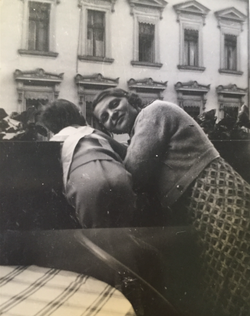 Foto von Günther und Ilse Mendel 1936 auf dem Balkon ihrer Wohnung in der Frankfurter Allee 303 