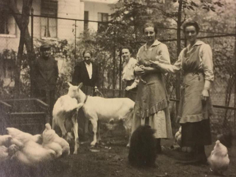 Hildegard Eisner im Hof des Hauses mit Angestellten © Familienbesitz