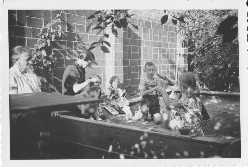 Frieda Lina Kögel mit ihrer Mutter (li.) und einigen ihrer Kinder (Rechte: Familie)