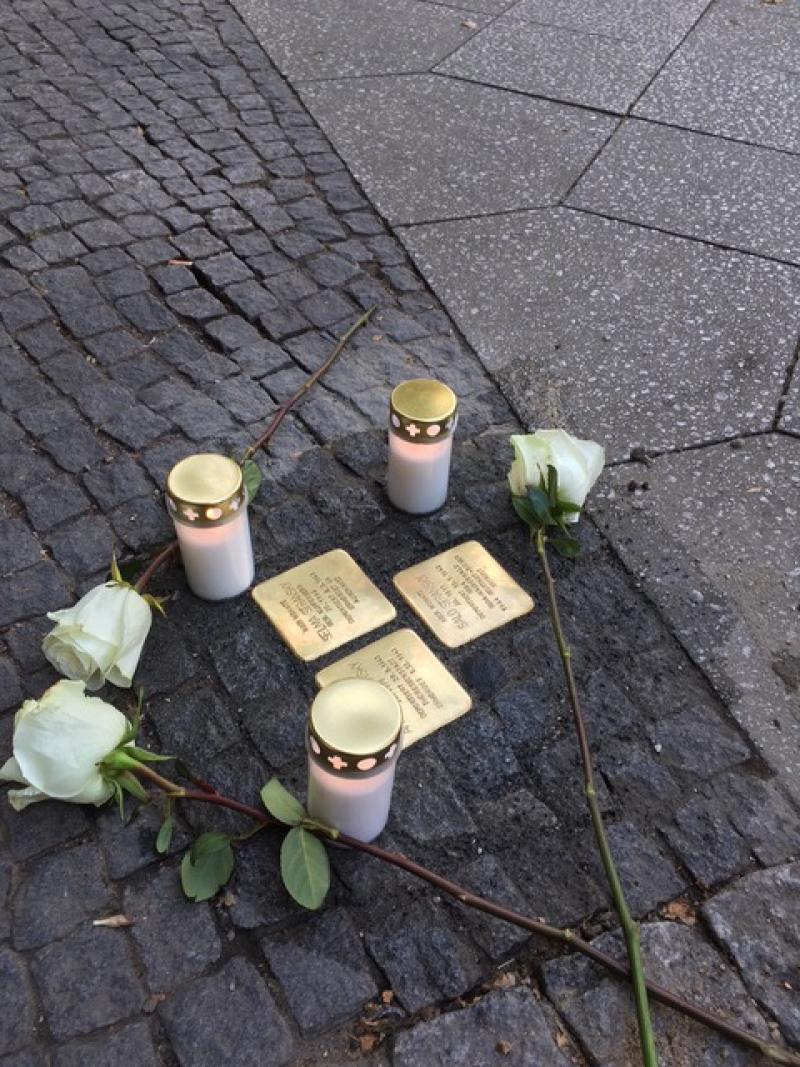 Stolpersteine bei der Verlegung © E. Grunert