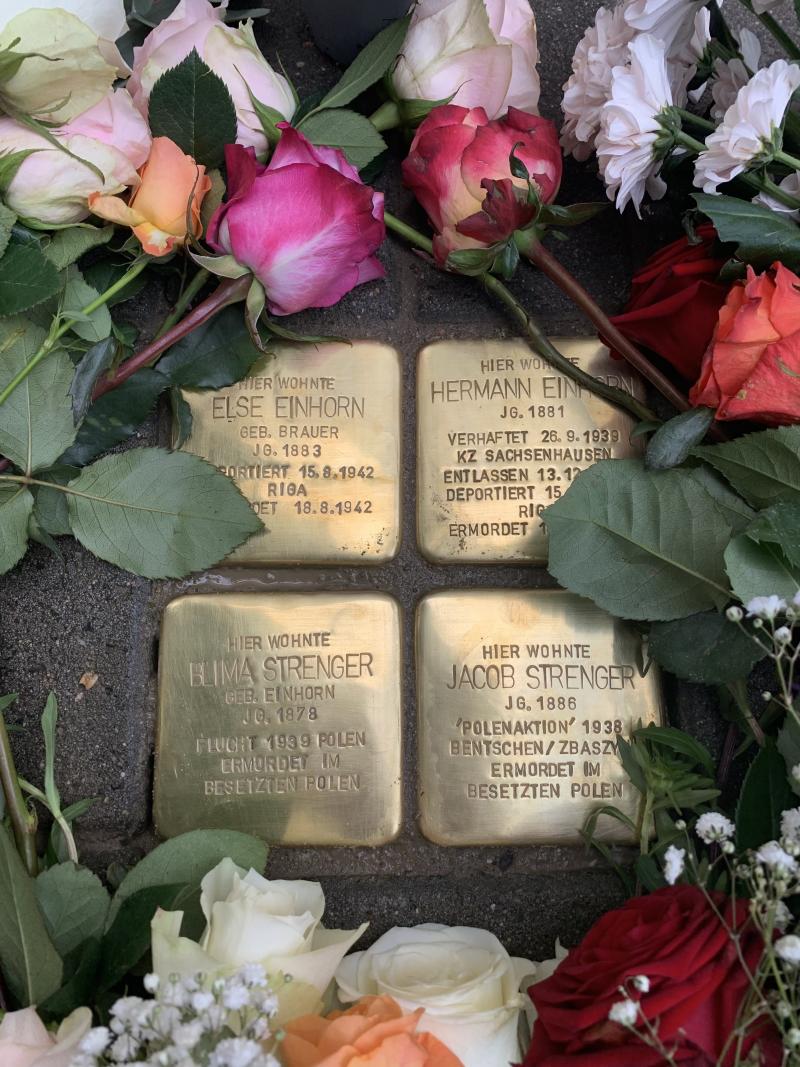 Vier Stolpersteine verlegt und blumenumrankt