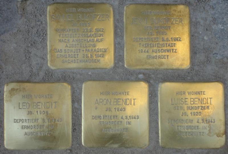 Stolpersteine für die Familie Bukofzer/Bendit (Jenni und Samuel Bukofzer, Tochter Luise, Schwiegersohn Leo Bendit und deren Kind Aron). Fotorechte: D. Janke
