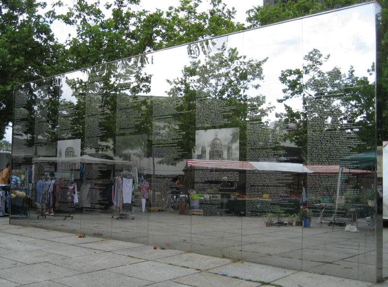 Die Spiegelwand auf dem Steglitzer Hermann-Ehlers-Platz. Die 10m lange Glaswand wurde 1994 errichtet zum Gedenken an die Deportationen von Juden, die 1942-1945 in sogenannten Alten- und in Konzentrationslager überführt wurden.