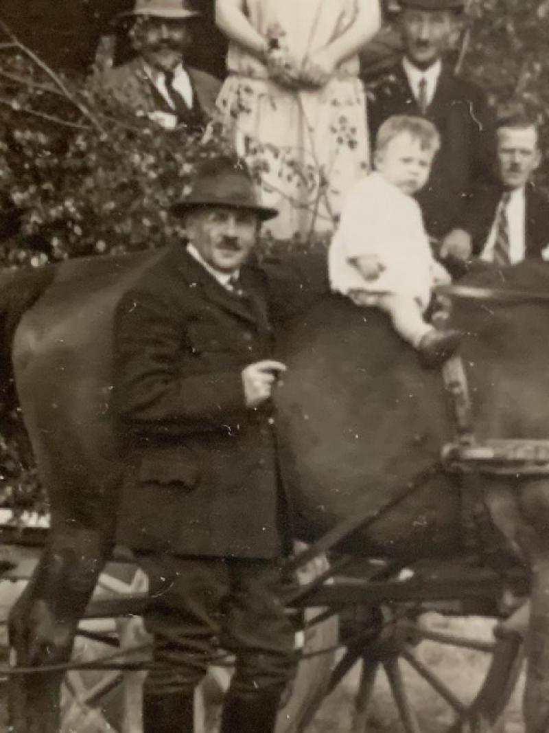 Eugen Raven-Rosen-Baum mit seinem einjährigen Großneffen Carl Gerhard © Familienbesitz