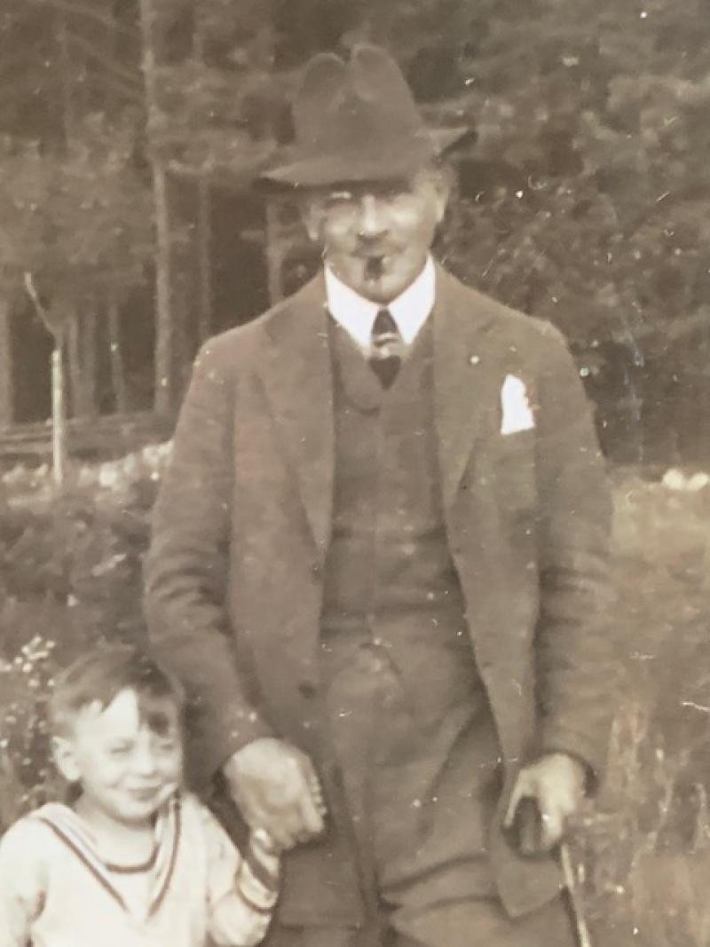 Eugen Raven-Rosen-Baum mit seinem fünfjährigen Großneffen Carl Gerhard Eugen Raven-Rosen-Baum mit seinem einjährigen Großneffen Carl Gerhard © Familienbesitz