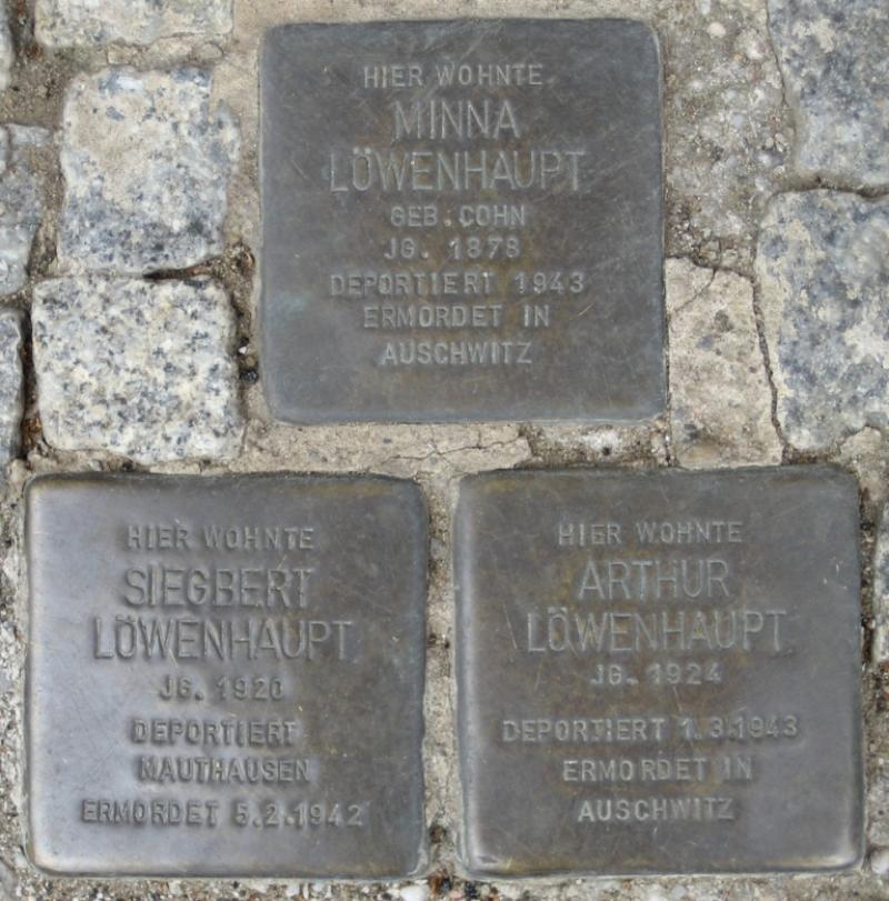 Stolpersteine für Minna Löwenhaupt und ihre Söhne Siegbert und Arthur Löwenhaupt. Fotorechte: D. Janke.