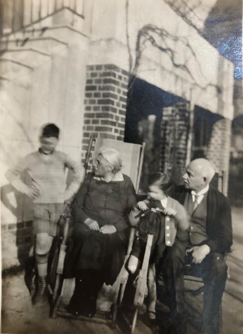 Vermutlich Bianca mit Ludwig Simon mit den Enkelkindern Frank und René vor dem Wohnhaus Tietzenweg 54, etwa um 1930 © Familienbesitz