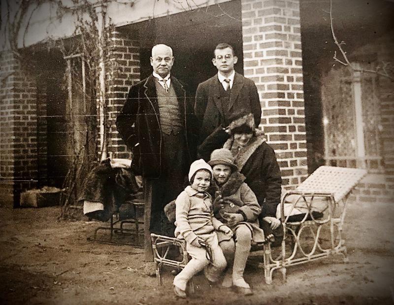 Ludwig Simon mit dem Sohn Franz Wolfgang sowie der Tochter Johanna Dorothea/ Hanne und den Enkeln Franz und René vor dem Haus im Tietzenweg, etwa um 1927 © Familienbesitz