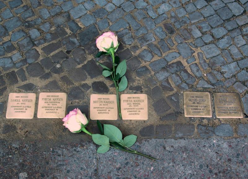 Stolpersteine in der Hermannstraße 48. Foto: Simon
