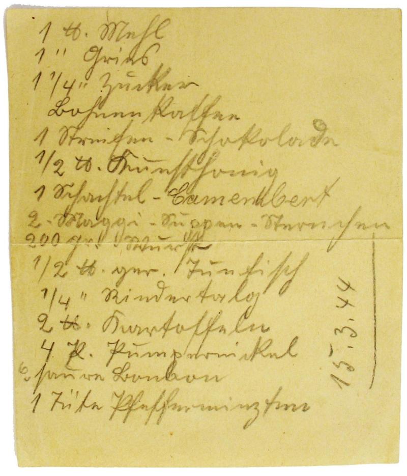 Inhalt des lebenswichtigen Hilfspakets u. a. Mehl, Zucker, Kaffee, Wurst, Kartoffeln.