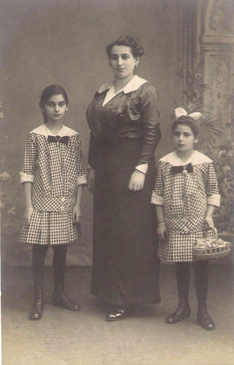 Käthe (rechts) mit ihrer Mutter Johanna Leschnik und Schwester Irene © Marion Schubert, geb. Salomon