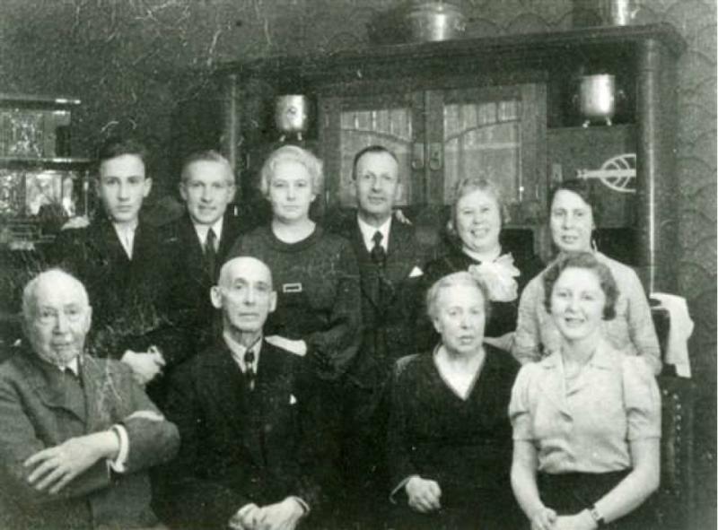 Familie Schwarz Mai 1938, von links vorne: Vater Georg (gestorben 1942), Schwager Paul Hirsch  (deportiert 1942), Mutter Berta (gest. 1943), Schwägerin Nadja (emigriert  1938) Von links hinten: Neffe Joachim Brotzen (lebt in USA), Bruder Bodo (emigriert 1938), Schwester Senta Hirsch (deportiert 1942), Schwager Karl Brotzen  (emigriert 1938), Schwester Loni Brotzen (emigriert 1939), Irma (deportiert 1944)