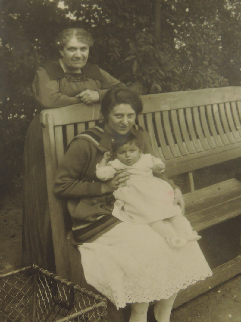 Johanna Jacobsohn (sitzend) mit Tochter Adele