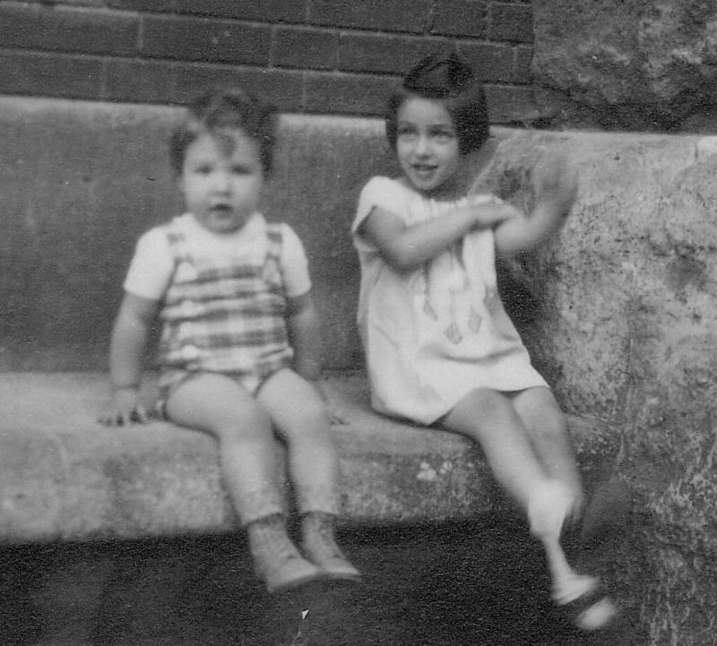 utta Dresdner (rechts) zusammen mit ihrer Cousine Renate Dresdner auf der Steinbank vor der Grundschule Sybelstraße 20; Foto: privat