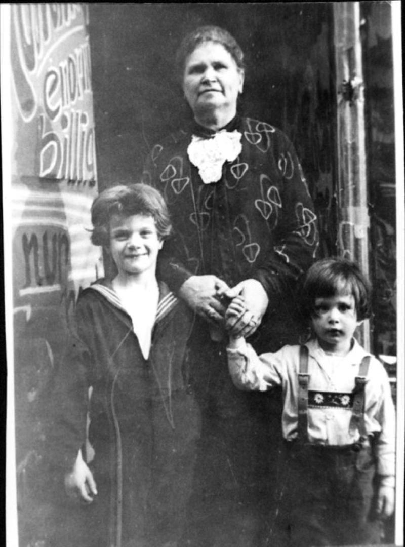 Karl und Helmut Lewinsohn mit ihrer Großmutter Emilie um 1928 © Familienbesitz
