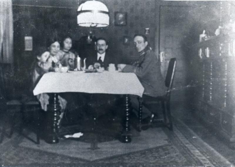 Von links nach rechts: Ruth, Meta, Lotte, Adolf und Hugo Kastellan im Jahr 1915 Bild: Archiv Uri Breit