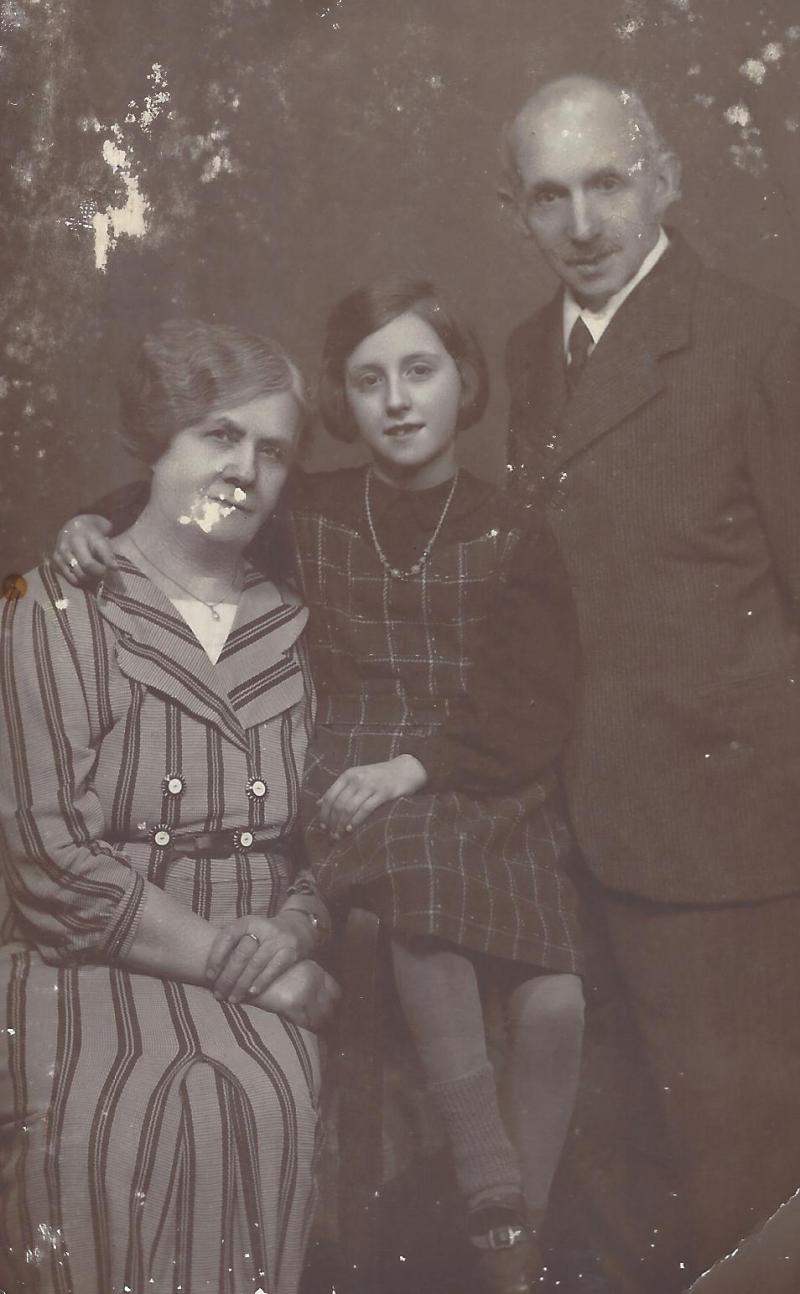 Elise und Isidor Kohn mit ihrer Enkelin Gisela © Privatbesitz