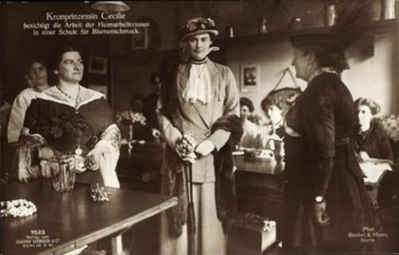 Kronprinzessin Cecilie in der Schule für Blumenschmuck Bild: gemeinfrei