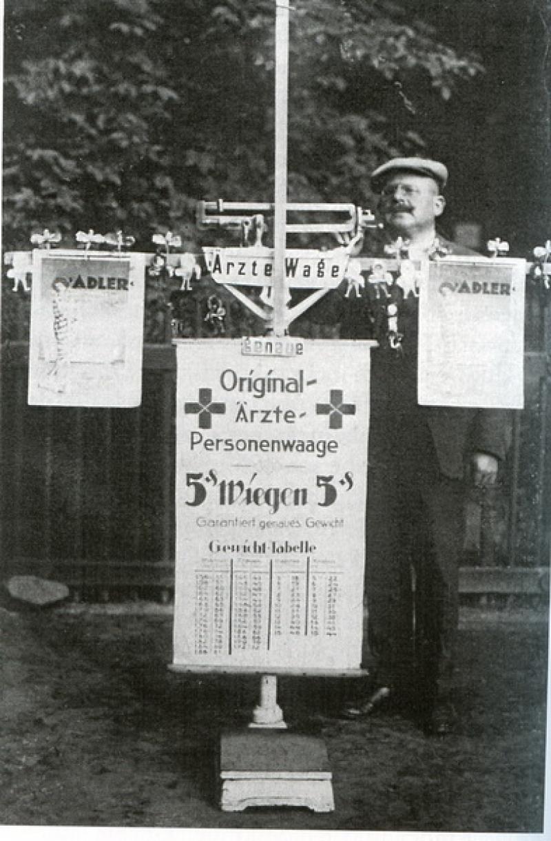 Leopold Jacob mit seiner Waage vor dem Schlosspark 1930erJahre  © Seev Jacob