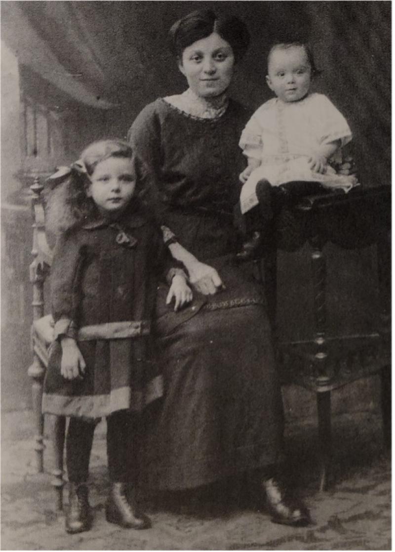 Rega mit ihren Kindern Berta und Siegfried, aus dem Buch: 900 Jahre Meudt