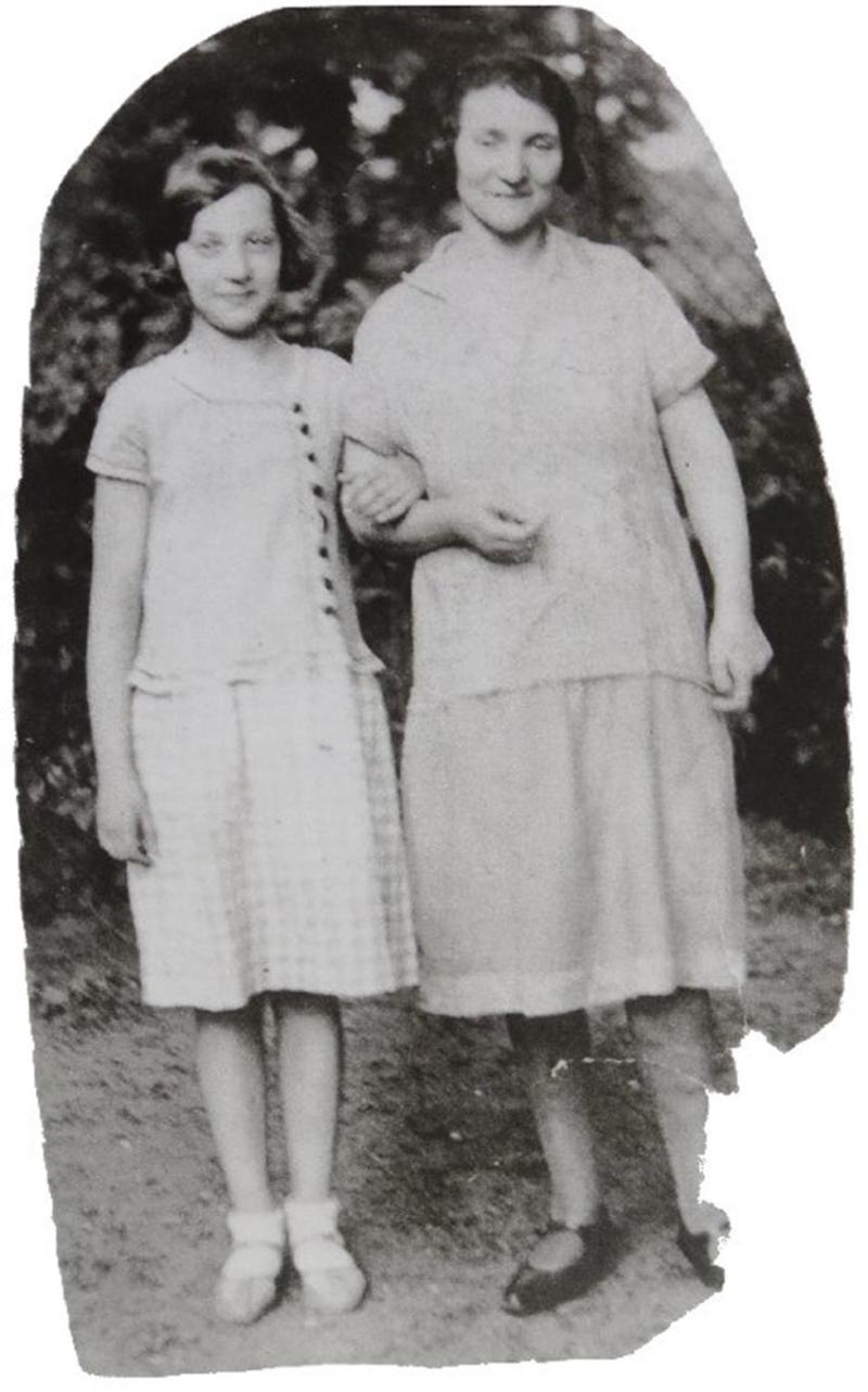 Luise mit ihrer Mutter Jenni Bukofzer um 1932.