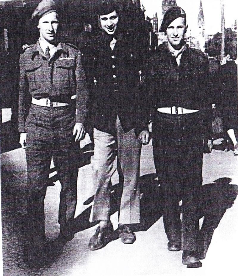 Manfred und Harry Nomburg mit einem Freund aus früheren Zeiten, Berlin Mai 1946 Bild: privat