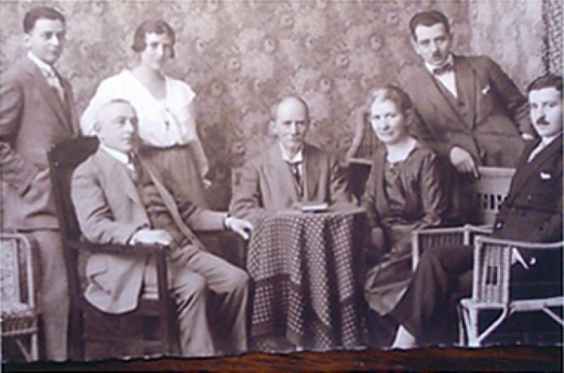 Hermann (sitzend, 2. v. l.) und Marie Lewin (stehend). Copyright: Peter H. Schaefer