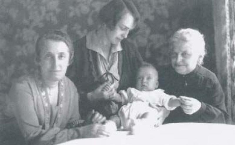Drei Generationen 1927: Martha Rechnitz (links) und ihre Tochter Anita Bernstein, ihr Enkel Edgar und ihre Mutter Marie Heilborn. Copyright: Privatbesitz