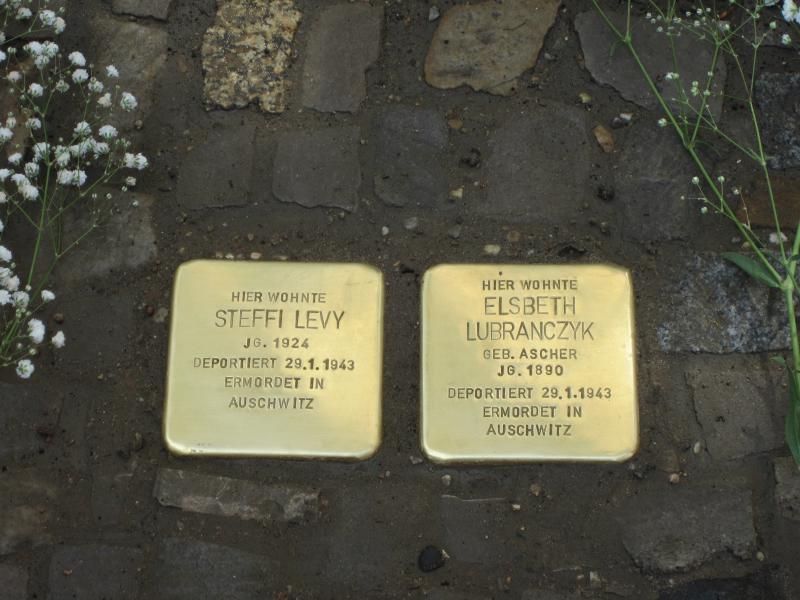 Stolpersteine für Steffi Levy und ihre Tante Elsbeth Lubranczyk. Copyright: MTS