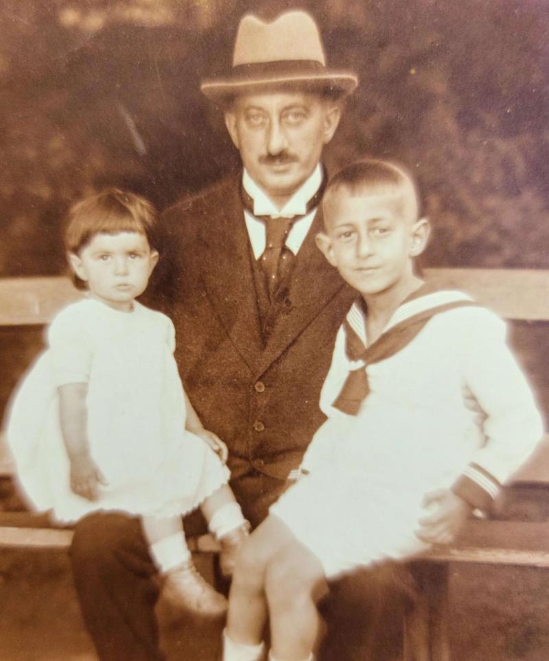 Martin mit seinen Kindern Curt und Hildegard, Foto von Helen Baumeister