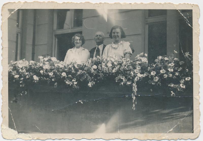 Clara (links) und Martin Asch auf dem Balkon. Copyright: René Asch