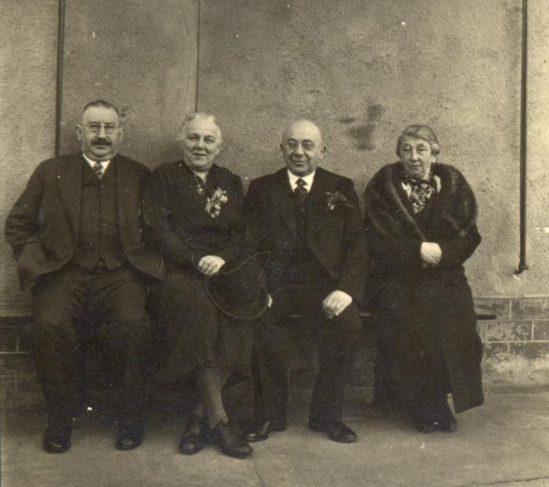 Julie Goldstein geb. Mendelsohn (rechts) mit ihren Brüdern Martin (ganz links) und Ludwig sowie mit Ludwigs Frau Käte Mendelsohn © Esti Noy-Meir