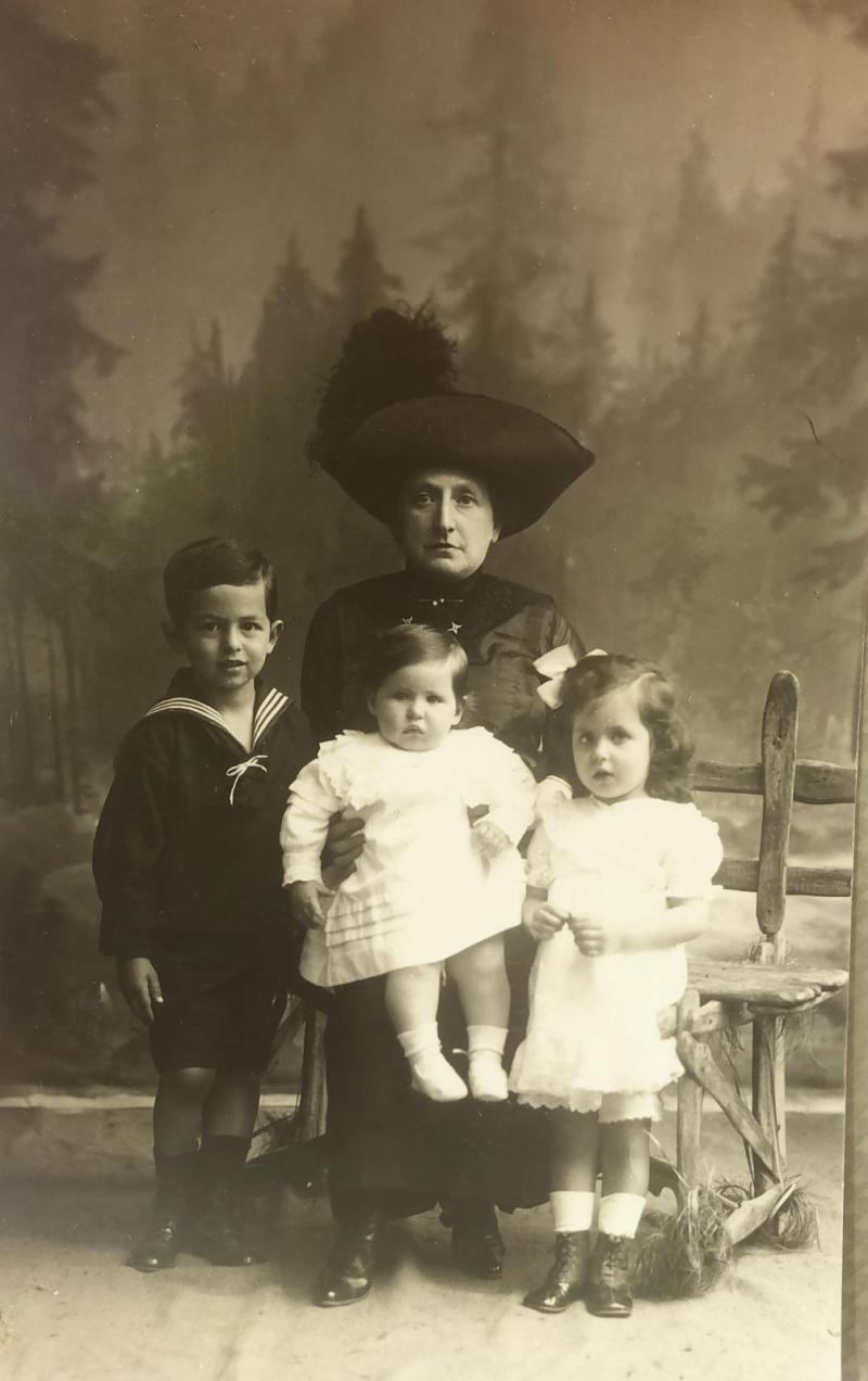 Mary Trapowski mit ihren Enkeln, Foto: Privatbesitz