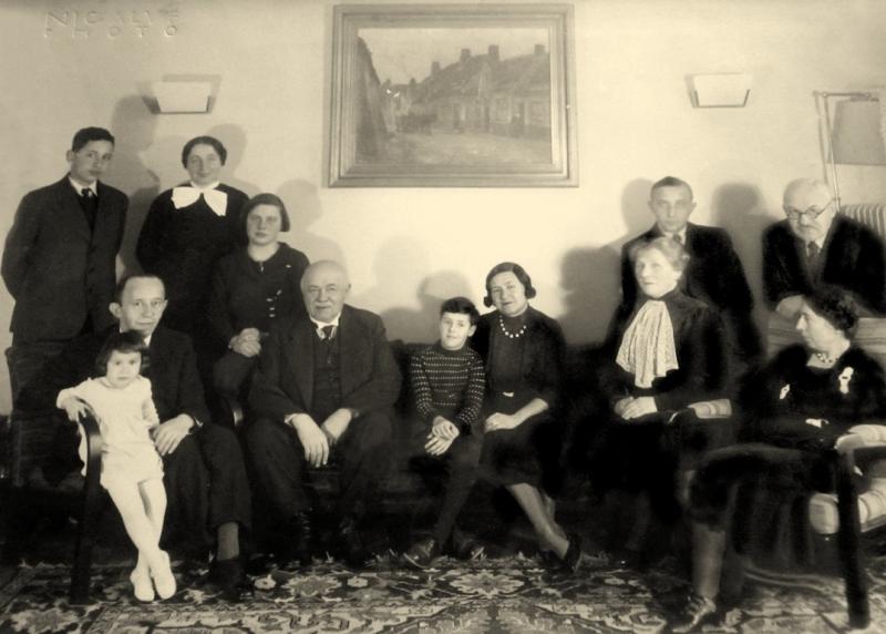 1. Reihe vorn: Lili, ihr Vater Joachim Krotoschiner, Georg Barasch, Hanni und ihre Mutter Herta Krotoschiner (Tochter von Georg Barasch), Berta Barasch, Irene Barasch-Haas 2 Reihe hinten: Werner Barasch, Lotte, Else Barasch, dann rechts hinten Erich Barasch (Sohn von Georg) und Artur Barasch © Barbara Gstaltmayr